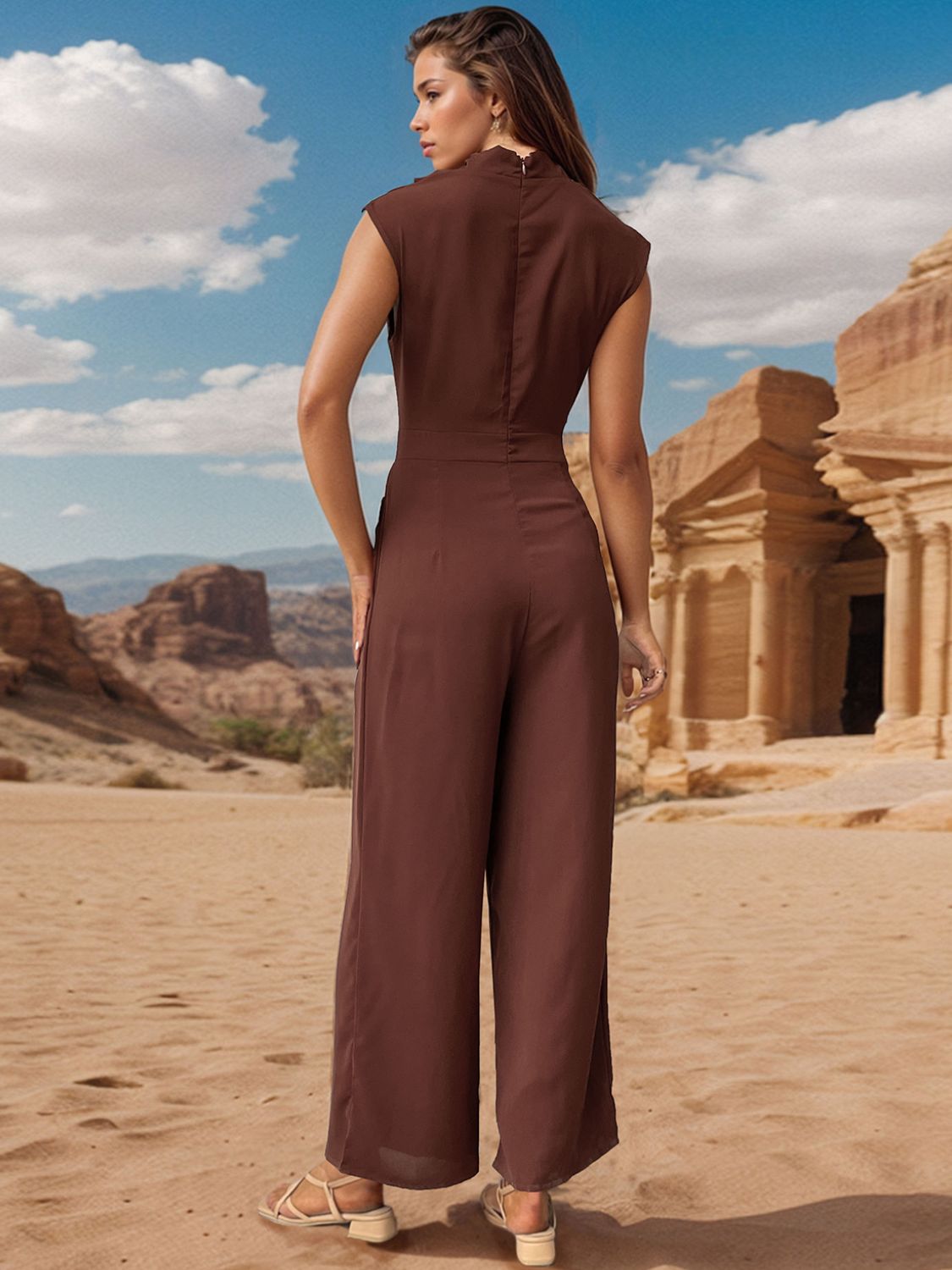 Ärmelloser Jumpsuit mit gerüschtem Rollkragen